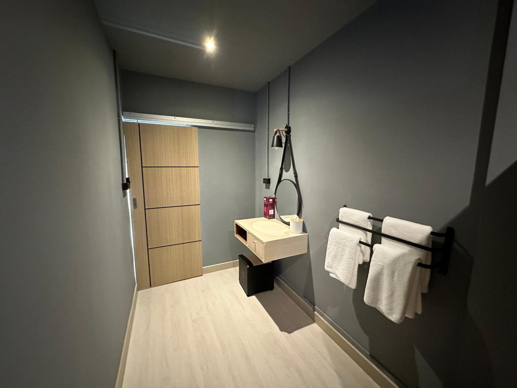 Phuket Vibe, House, 7 Mins To Bts, Center, Private In Sathon, Private Bathroom, Bangkok, Thailand Gasthof Bangkok