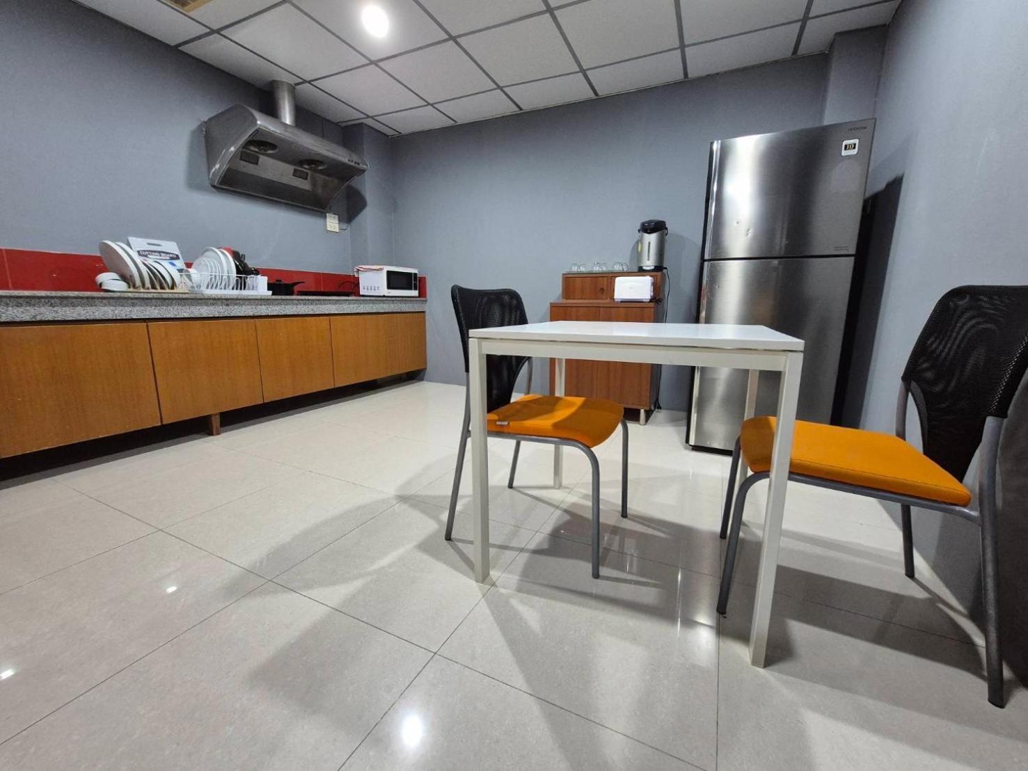 Phuket Vibe, House, 7 Mins To Bts, Center, Private In Sathon, Private Bathroom, Bangkok, Thailand Gasthof Bangkok